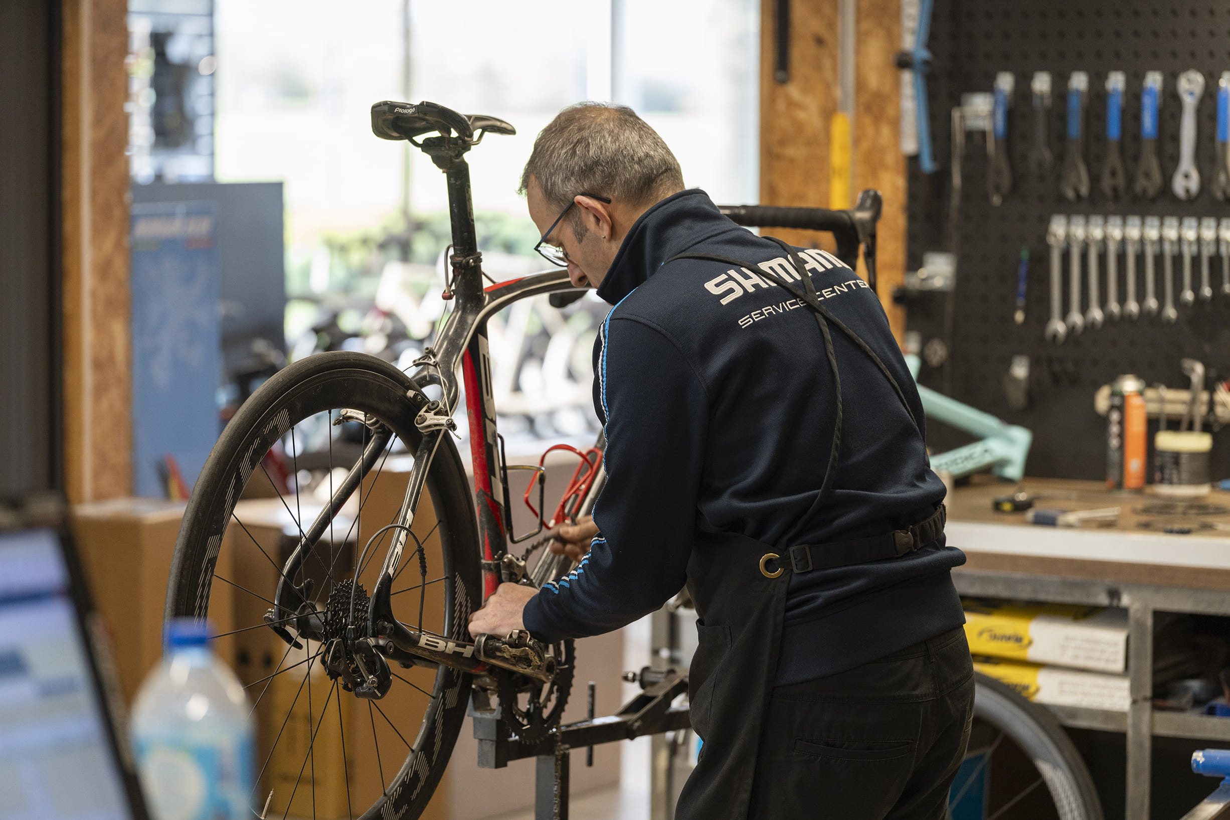 Bruno, mécanicien cycliste réparant un vélo haut de gamme à Cycles des Mauges