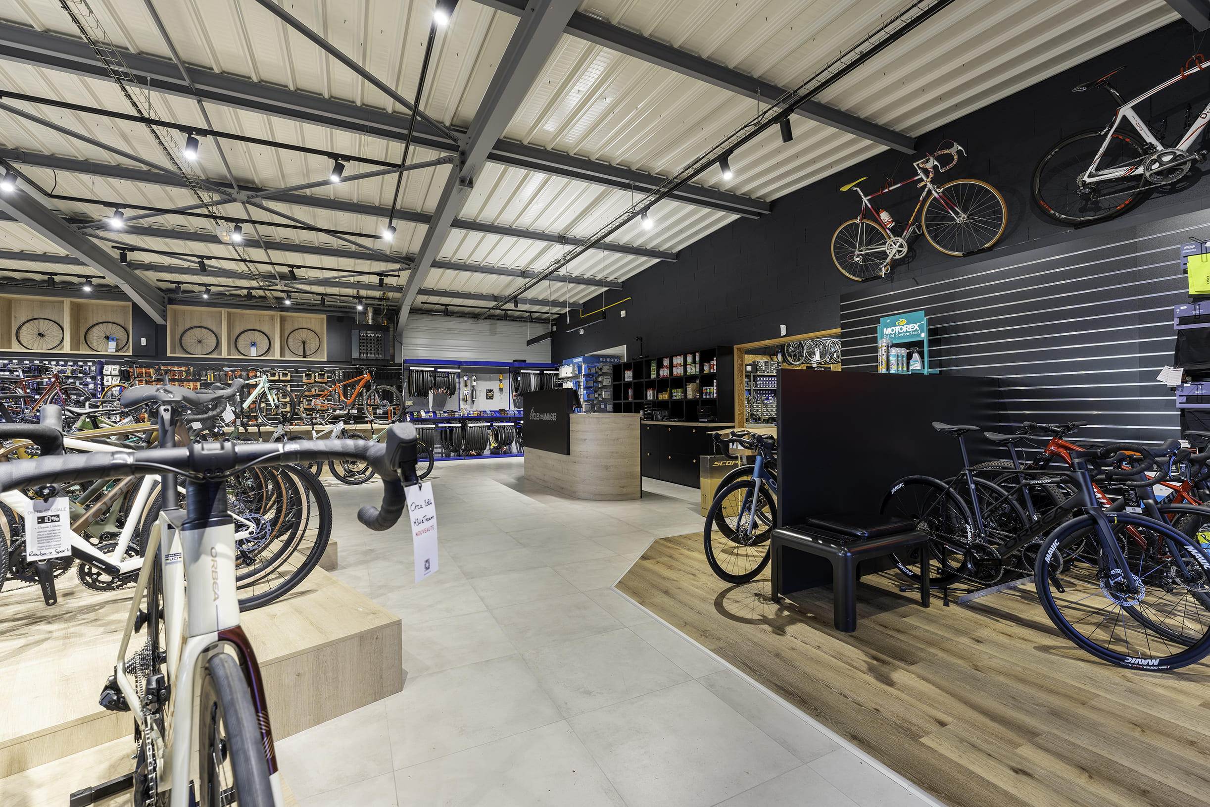 Vue de l'intérieur du magasin de vélos entre Cholet et Nantes Cycles des Mauges par le côté