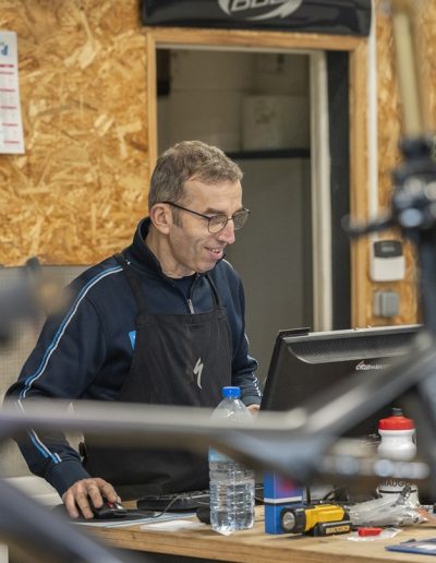 Technicien de l'équipe Cycles des Mauges au travail