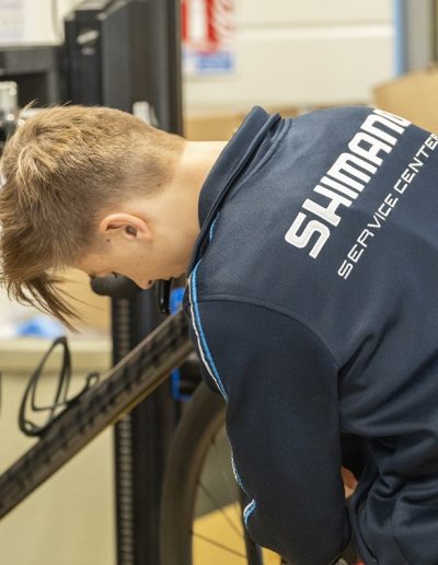 Technicien Cycles des Mauges montant un vélo