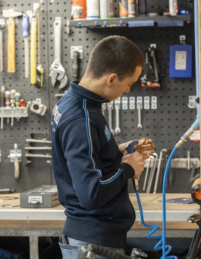 Technicien de l'atelier entretien une pièce de vélo