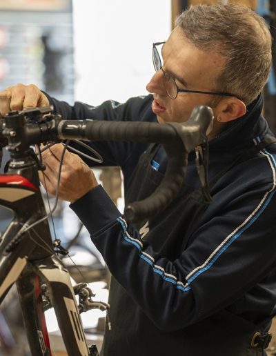 Technicien réparant un vélo